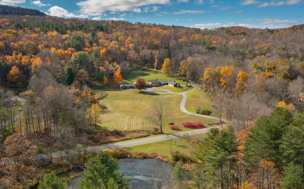 Massachusetts Single Level Retreat Seamlessly Integrates Modern and Rustic Charm Asking 4999888 3