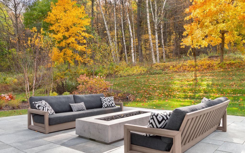 Massachusetts Single Level Retreat Seamlessly Integrates Modern and Rustic Charm Asking 4999888 6