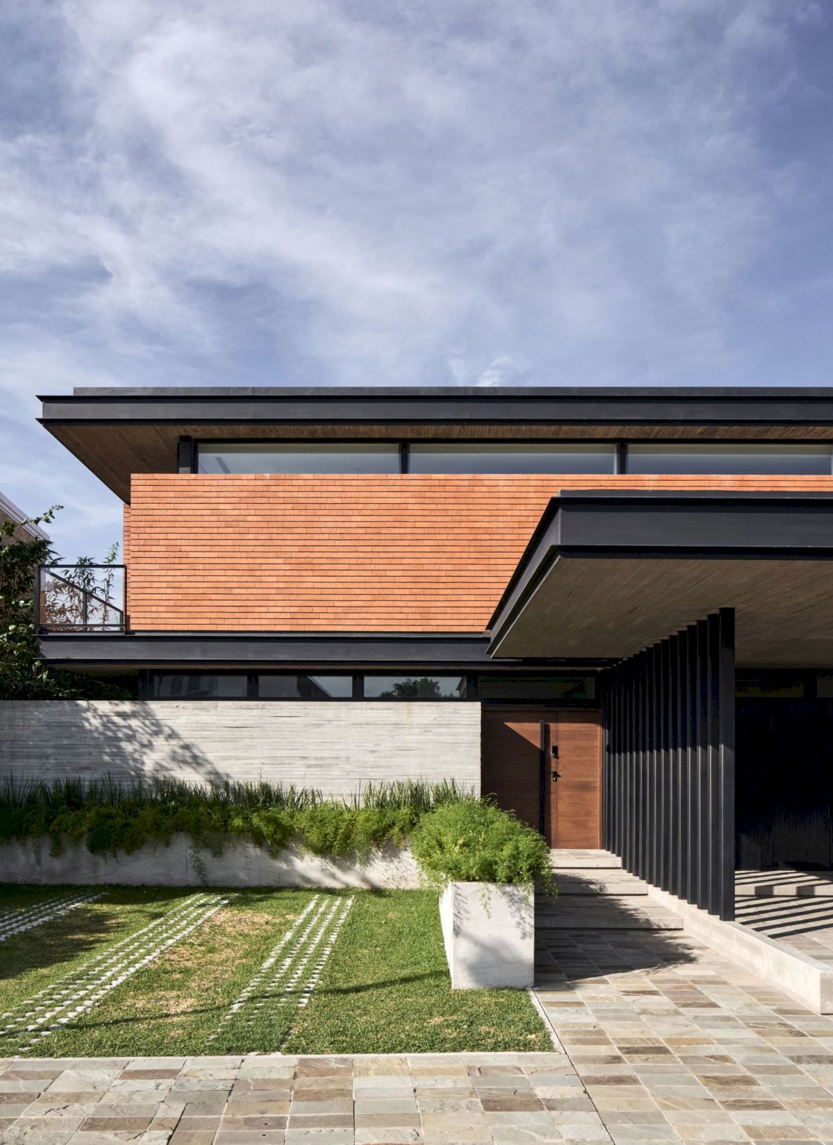 SV House, Modern Elegance in a Gated Community by Sommet