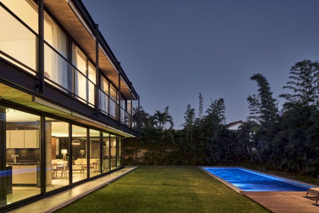 SV House, Modern Elegance in a Gated Community by Sommet