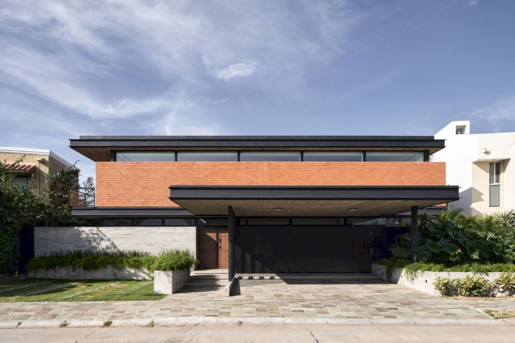 SV House, Modern Elegance in a Gated Community by Sommet