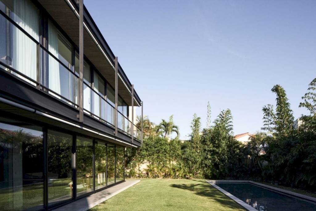 SV House, Modern Elegance in a Gated Community by Sommet