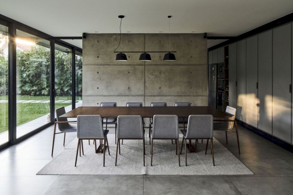 SV House, Modern Elegance in a Gated Community by Sommet