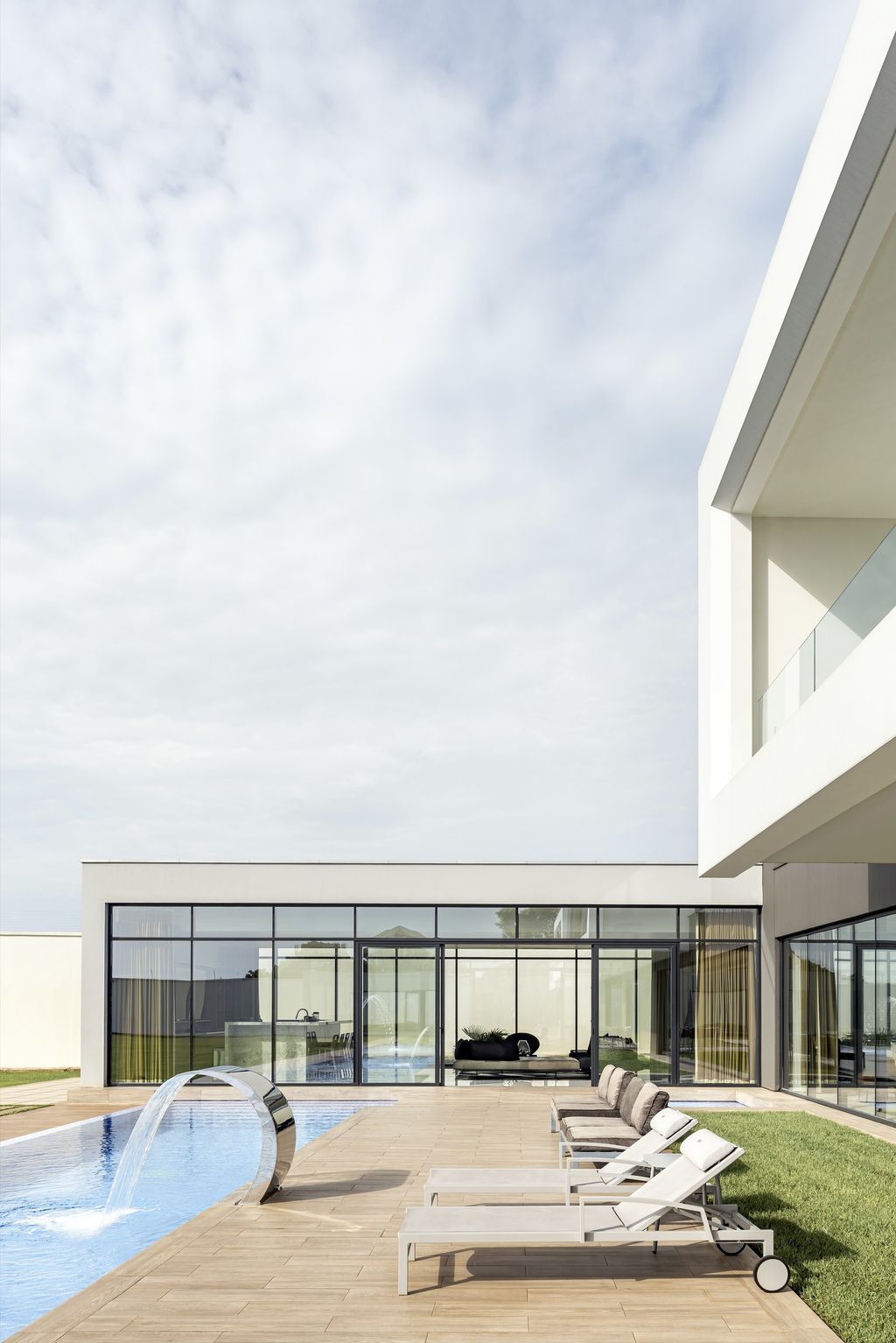 The Seasons House, Modern Oasis by MOST Monti Studio