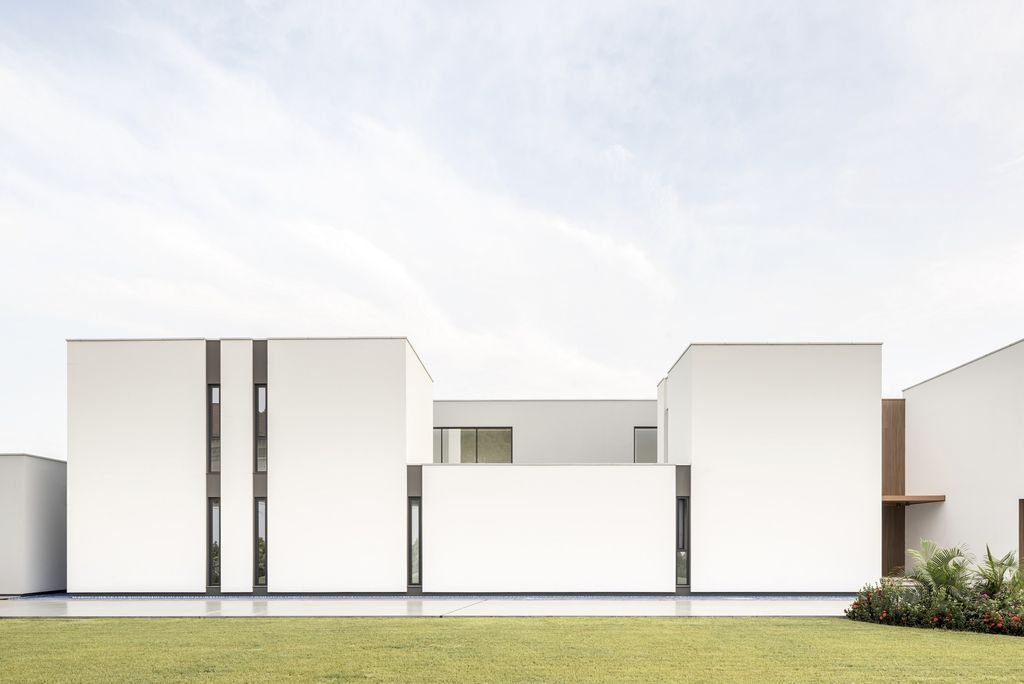 The Seasons House, Modern Oasis by MOST Monti Studio