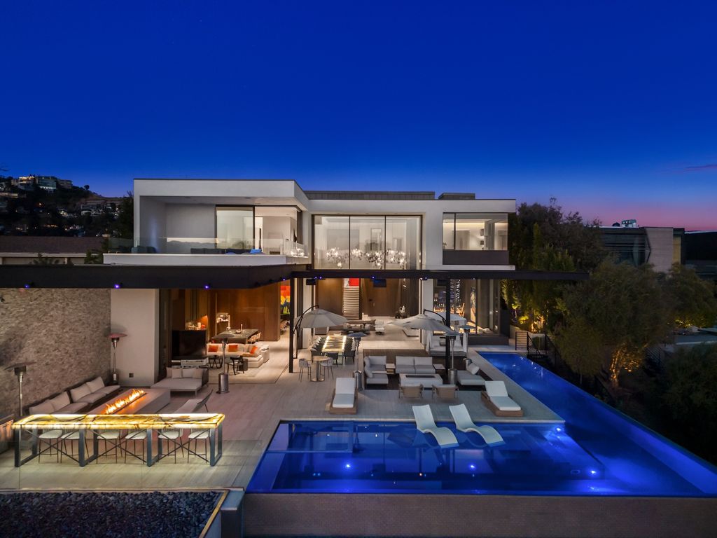 1305 Collingwood Place Home in Los Angeles, California. Experience luxury living at its finest in this sophisticated 6-bedroom, 8-bathroom compound nestled in the Hollywood Hills. With expansive living spaces, stunning panoramic views from Downtown LA to the Pacific Ocean. 