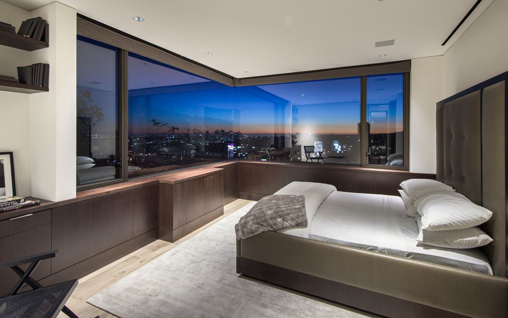 1305 Collingwood Place Home in Los Angeles, California. Experience luxury living at its finest in this sophisticated 6-bedroom, 8-bathroom compound nestled in the Hollywood Hills. With expansive living spaces, stunning panoramic views from Downtown LA to the Pacific Ocean. 