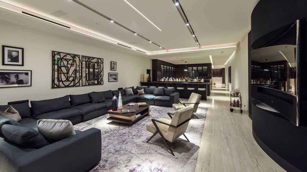1305 Collingwood Place Home in Los Angeles, California. Experience luxury living at its finest in this sophisticated 6-bedroom, 8-bathroom compound nestled in the Hollywood Hills. With expansive living spaces, stunning panoramic views from Downtown LA to the Pacific Ocean. 