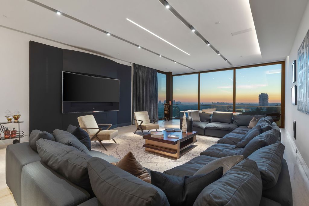 1305 Collingwood Place Home in Los Angeles, California. Experience luxury living at its finest in this sophisticated 6-bedroom, 8-bathroom compound nestled in the Hollywood Hills. With expansive living spaces, stunning panoramic views from Downtown LA to the Pacific Ocean. 