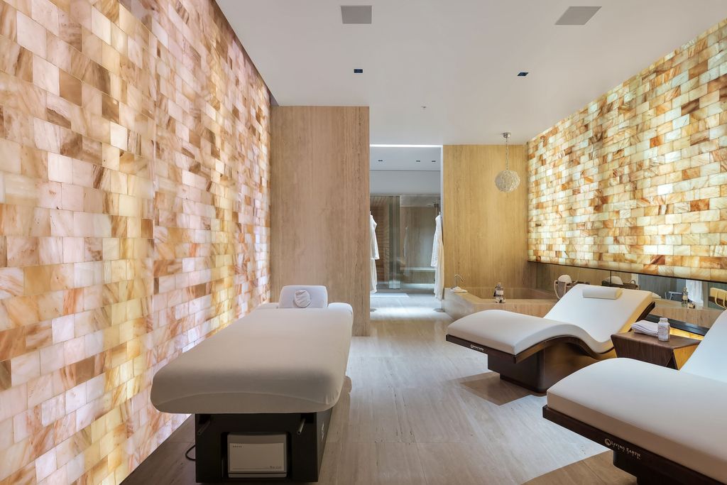 1305 Collingwood Place Home in Los Angeles, California. Experience luxury living at its finest in this sophisticated 6-bedroom, 8-bathroom compound nestled in the Hollywood Hills. With expansive living spaces, stunning panoramic views from Downtown LA to the Pacific Ocean. 