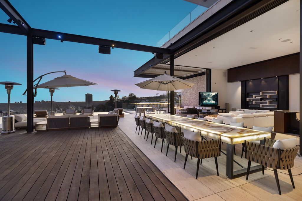 1305 Collingwood Place Home in Los Angeles, California. Experience luxury living at its finest in this sophisticated 6-bedroom, 8-bathroom compound nestled in the Hollywood Hills. With expansive living spaces, stunning panoramic views from Downtown LA to the Pacific Ocean. 