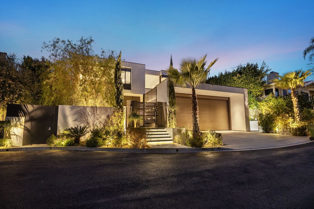 1305 Collingwood Place Home in Los Angeles, California. Experience luxury living at its finest in this sophisticated 6-bedroom, 8-bathroom compound nestled in the Hollywood Hills. With expansive living spaces, stunning panoramic views from Downtown LA to the Pacific Ocean. 