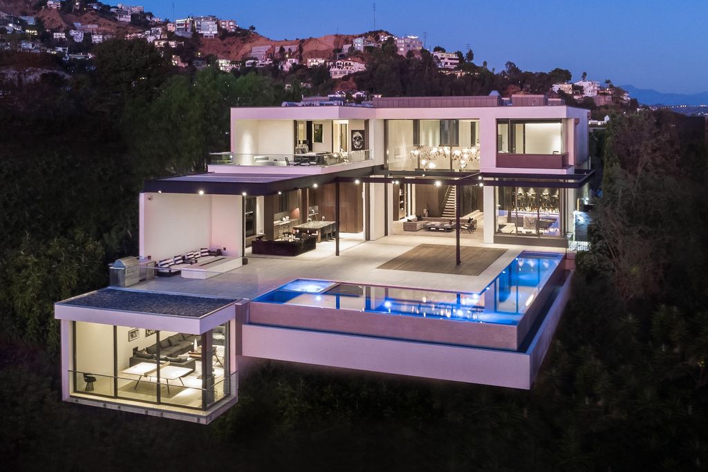 1305 Collingwood Place Home in Los Angeles, California. Experience luxury living at its finest in this sophisticated 6-bedroom, 8-bathroom compound nestled in the Hollywood Hills. With expansive living spaces, stunning panoramic views from Downtown LA to the Pacific Ocean. 