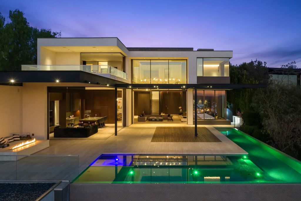 1305 Collingwood Place Home in Los Angeles, California. Experience luxury living at its finest in this sophisticated 6-bedroom, 8-bathroom compound nestled in the Hollywood Hills. With expansive living spaces, stunning panoramic views from Downtown LA to the Pacific Ocean. 