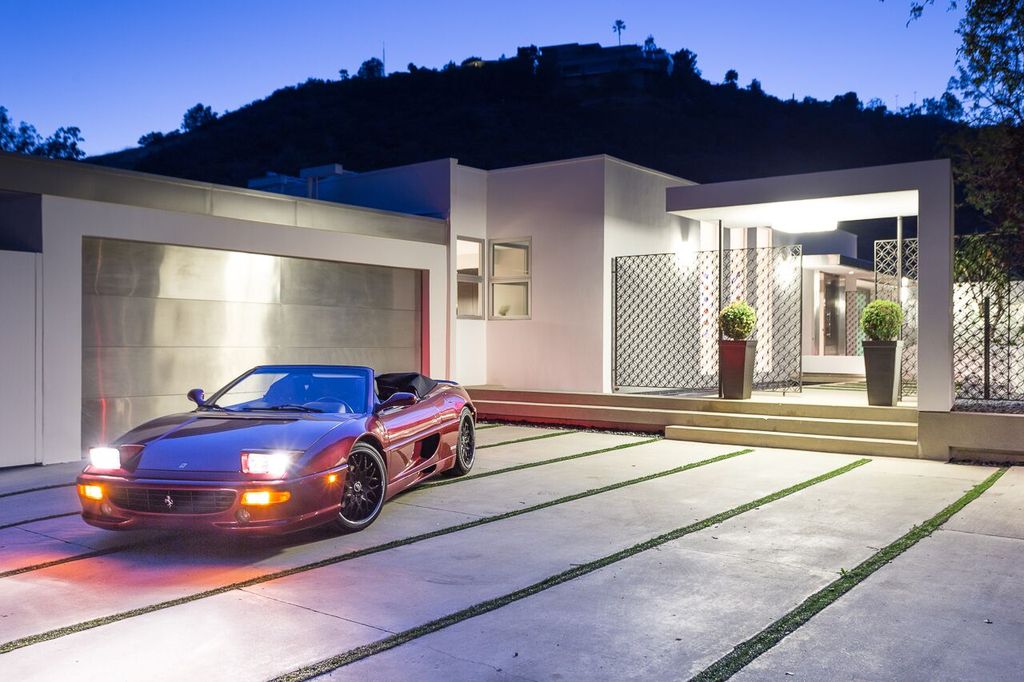 1305 Collingwood Place Home in Los Angeles, California. Experience luxury living at its finest in this sophisticated 6-bedroom, 8-bathroom compound nestled in the Hollywood Hills. With expansive living spaces, stunning panoramic views from Downtown LA to the Pacific Ocean. 