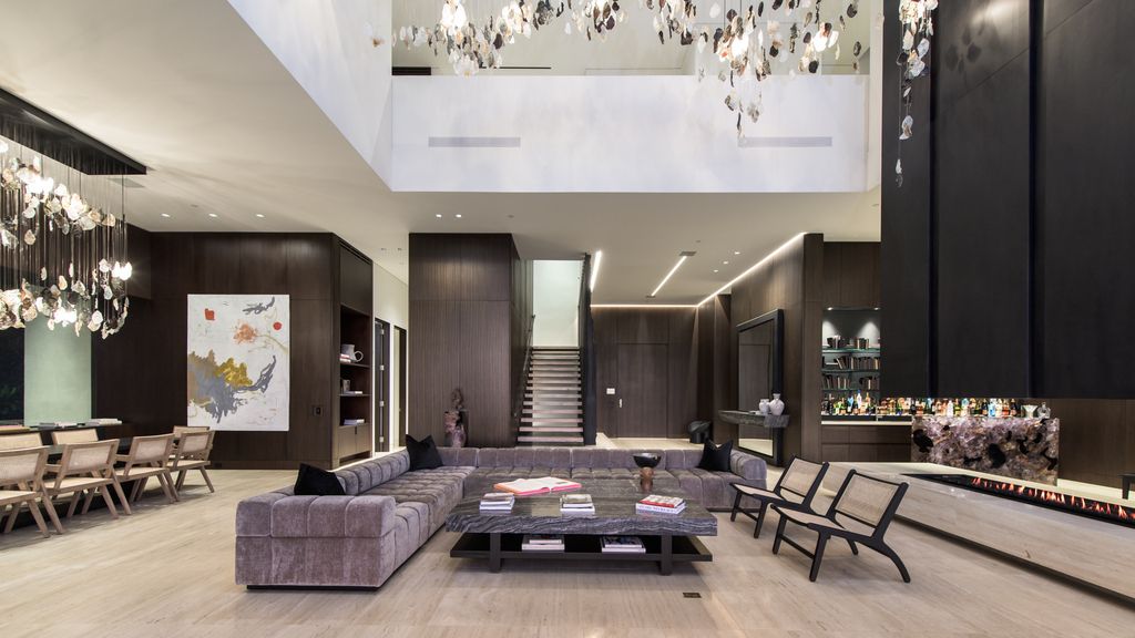 1305 Collingwood Place Home in Los Angeles, California. Experience luxury living at its finest in this sophisticated 6-bedroom, 8-bathroom compound nestled in the Hollywood Hills. With expansive living spaces, stunning panoramic views from Downtown LA to the Pacific Ocean. 