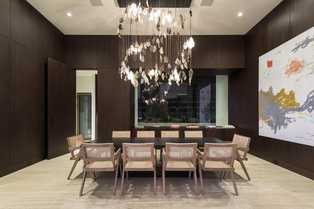 1305 Collingwood Place Home in Los Angeles, California. Experience luxury living at its finest in this sophisticated 6-bedroom, 8-bathroom compound nestled in the Hollywood Hills. With expansive living spaces, stunning panoramic views from Downtown LA to the Pacific Ocean. 