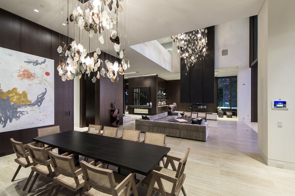 1305 Collingwood Place Home in Los Angeles, California. Experience luxury living at its finest in this sophisticated 6-bedroom, 8-bathroom compound nestled in the Hollywood Hills. With expansive living spaces, stunning panoramic views from Downtown LA to the Pacific Ocean. 