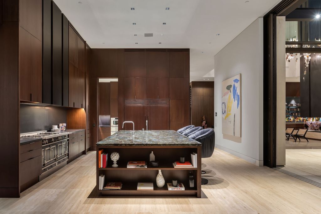 1305 Collingwood Place Home in Los Angeles, California. Experience luxury living at its finest in this sophisticated 6-bedroom, 8-bathroom compound nestled in the Hollywood Hills. With expansive living spaces, stunning panoramic views from Downtown LA to the Pacific Ocean. 