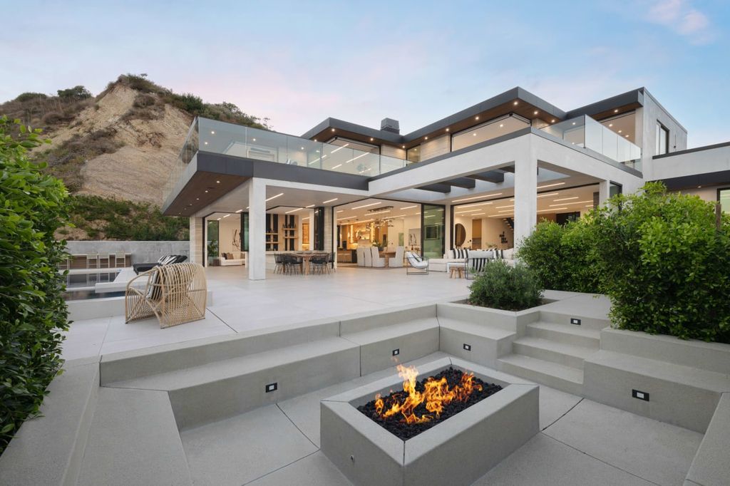 23917 Malibu Road Home in Malibu, California. Experience luxury coastal living in this contemporary masterpiece by architect Doug Burdge, located in the private and gated Malibu Colony Estates.