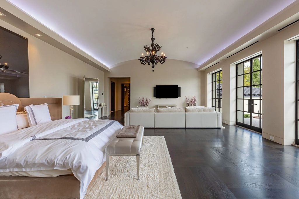 271 South Mapleton Drive Home in Los Angeles, California. Welcome to 'Il Magione' on South Mapleton Dr, Los Angeles' most prestigious address. Spanning 31,450 square feet on 1.4 flat acres, this luxury compound boasts Fendi furnishings, a bowling alley, movie theatre, gym, wine cellar, indoor pool, and more. 