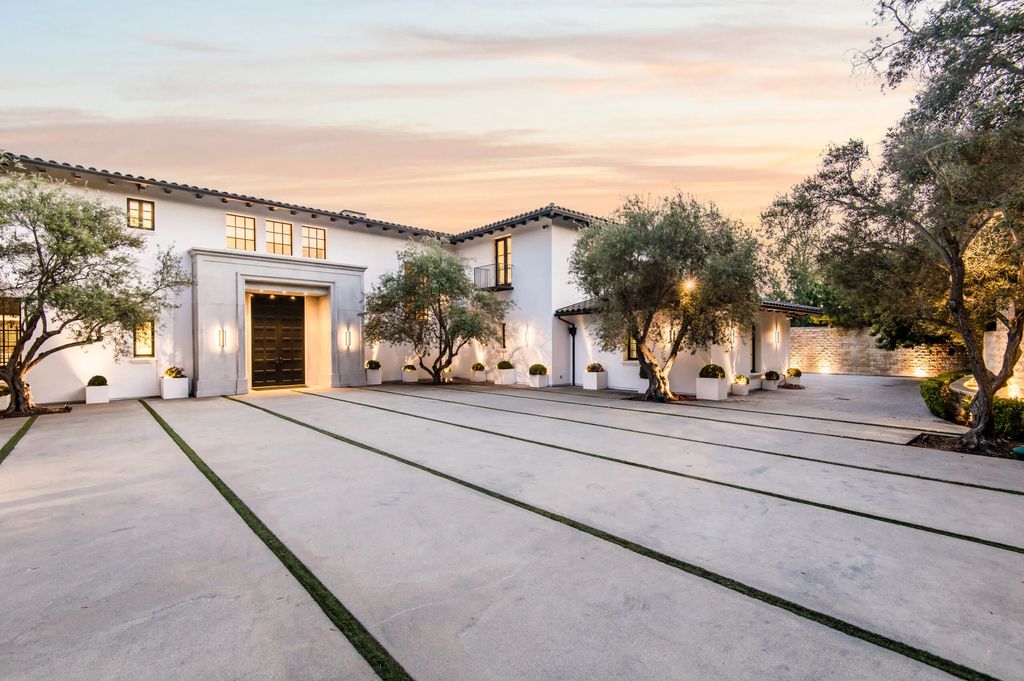 271 South Mapleton Drive Home in Los Angeles, California. Welcome to 'Il Magione' on South Mapleton Dr, Los Angeles' most prestigious address. Spanning 31,450 square feet on 1.4 flat acres, this luxury compound boasts Fendi furnishings, a bowling alley, movie theatre, gym, wine cellar, indoor pool, and more. 