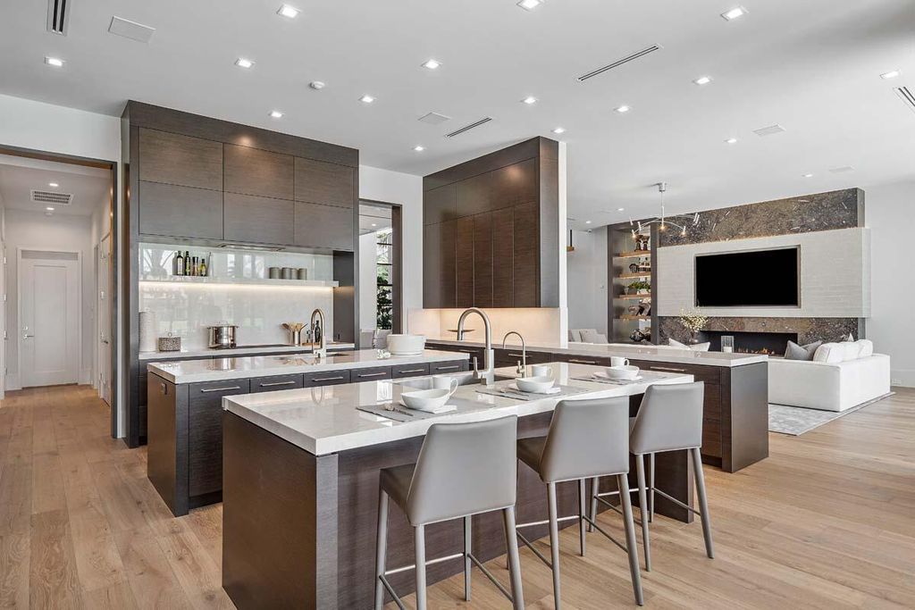 This prestigious Signature Estate within the Royal Palm Yacht & Country Club offers breathtaking views of lush golf course fairways.