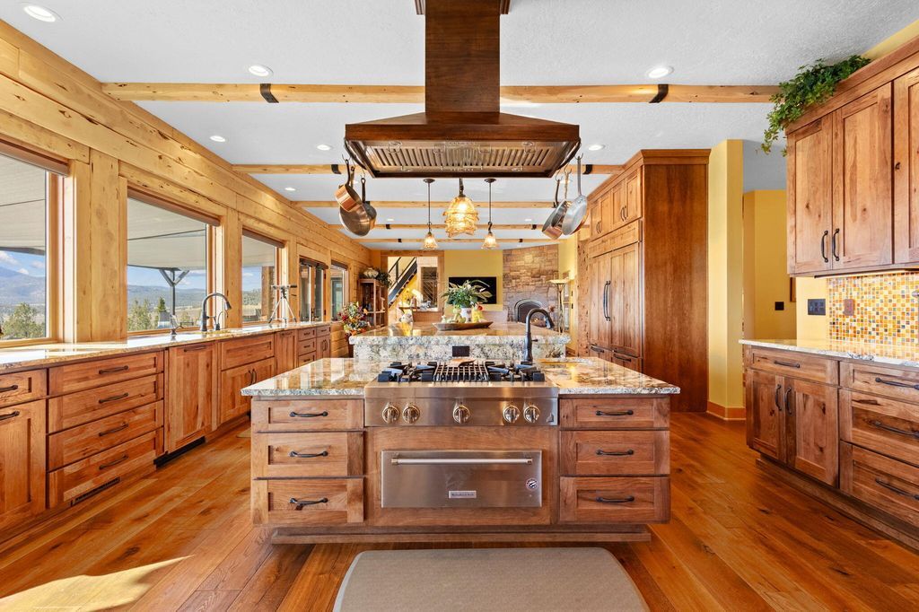 Cascade Mountain View Estate Scenic Hillside Retreat in Oregon Listed at 2.1 Million 15