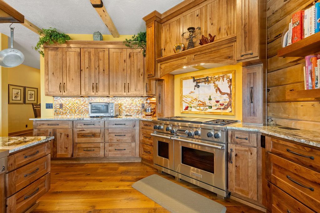 Cascade Mountain View Estate Scenic Hillside Retreat in Oregon Listed at 2.1 Million 16