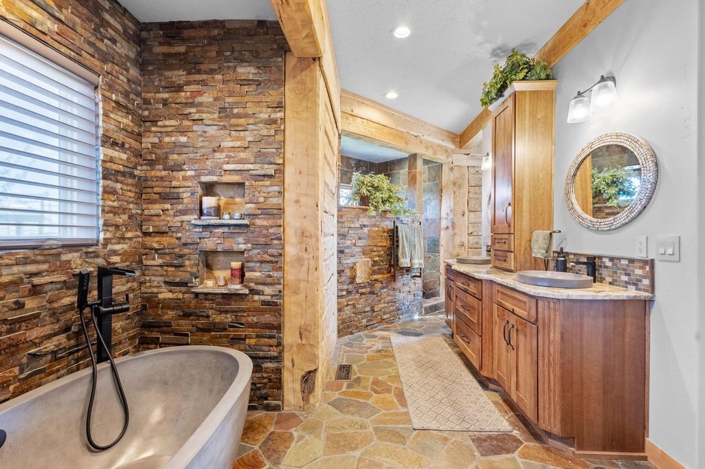 Cascade Mountain View Estate Scenic Hillside Retreat in Oregon Listed at 2.1 Million 22