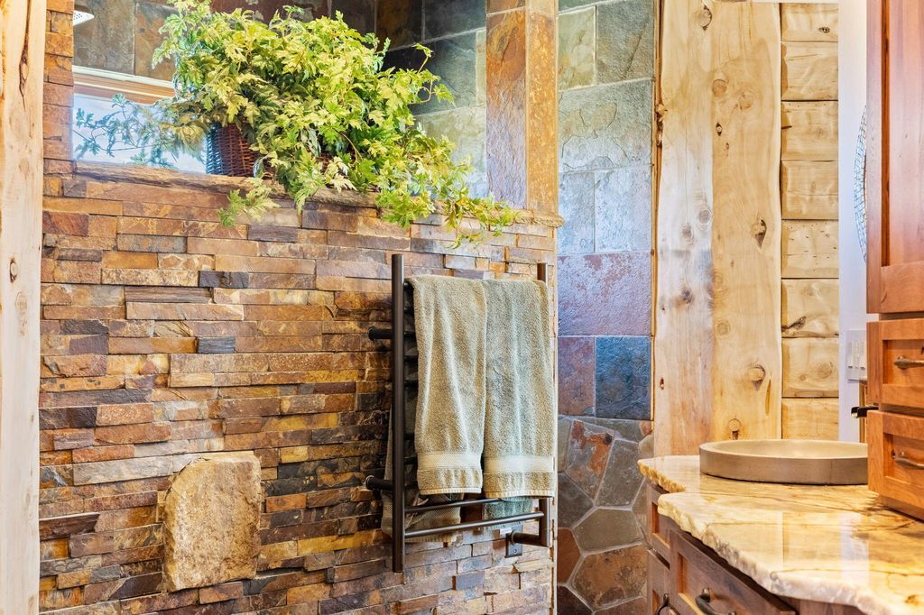 Cascade Mountain View Estate Scenic Hillside Retreat in Oregon Listed at 2.1 Million 23
