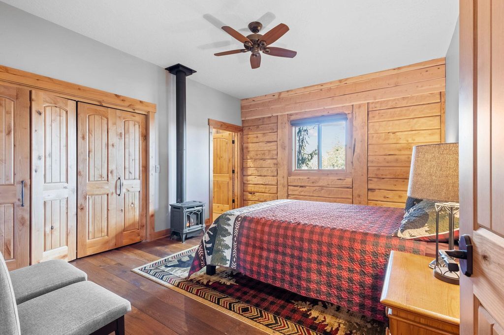Cascade Mountain View Estate Scenic Hillside Retreat in Oregon Listed at 2.1 Million 26