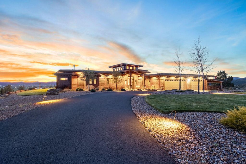 Cascade Mountain View Estate Scenic Hillside Retreat in Oregon Listed at 2.1 Million 3