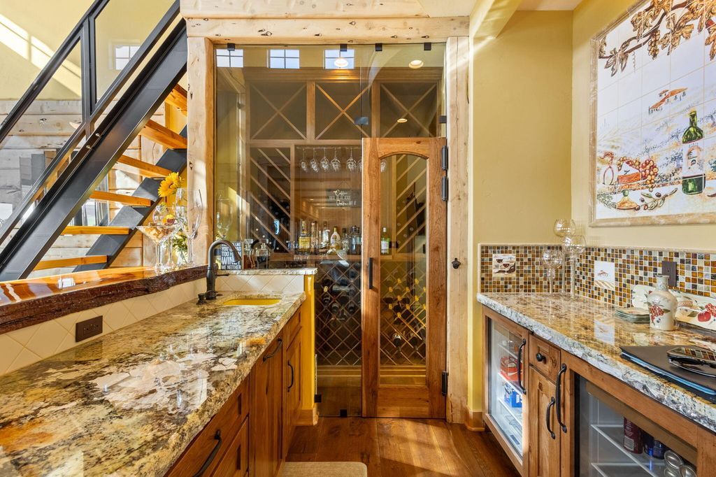 Cascade Mountain View Estate Scenic Hillside Retreat in Oregon Listed at 2.1 Million 37