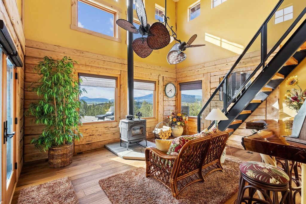 Cascade Mountain View Estate Scenic Hillside Retreat in Oregon Listed at 2.1 Million 38