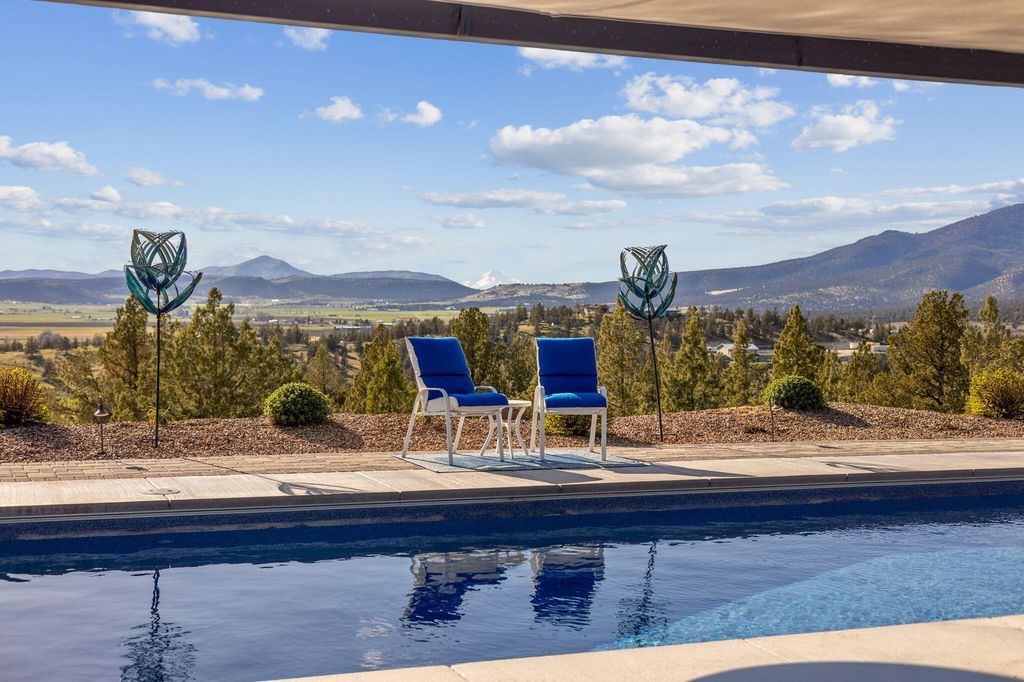 Cascade Mountain View Estate Scenic Hillside Retreat in Oregon Listed at 2.1 Million 50