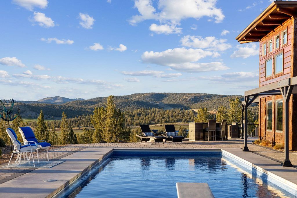 Cascade Mountain View Estate Scenic Hillside Retreat in Oregon Listed at 2.1 Million 51