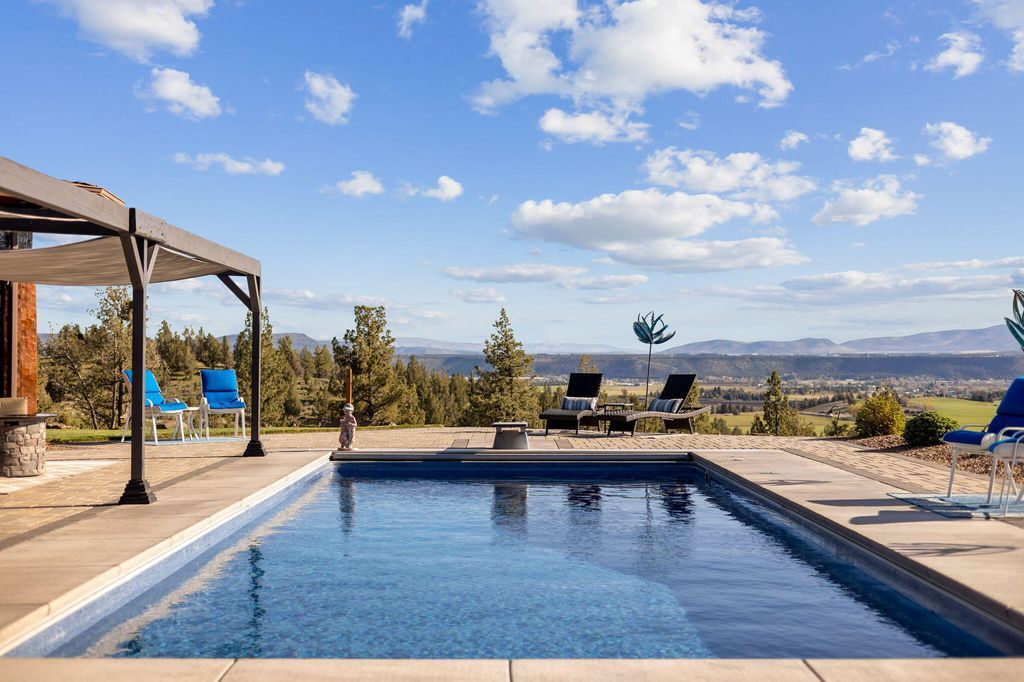 Cascade Mountain View Estate Scenic Hillside Retreat in Oregon Listed at 2.1 Million 54