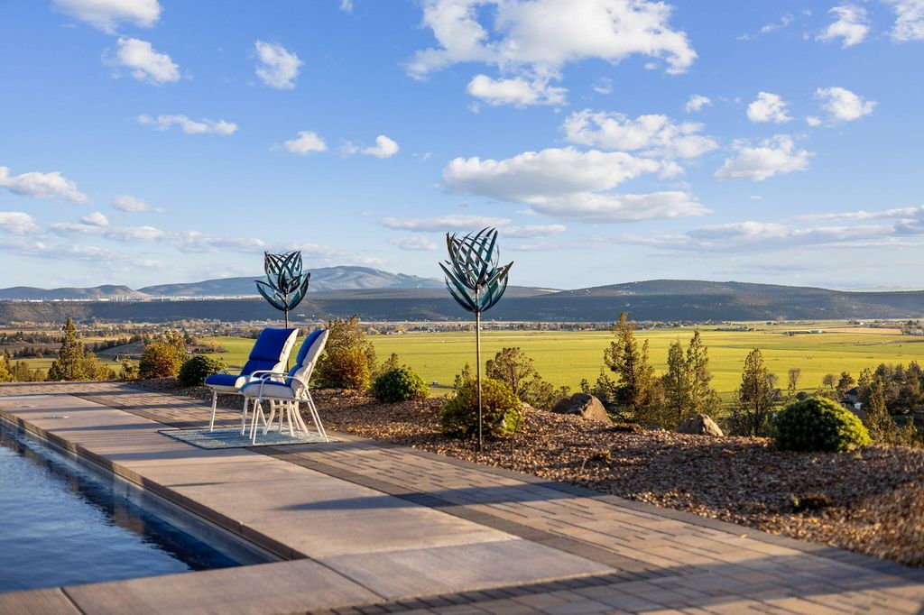 Cascade Mountain View Estate Scenic Hillside Retreat in Oregon Listed at 2.1 Million 56