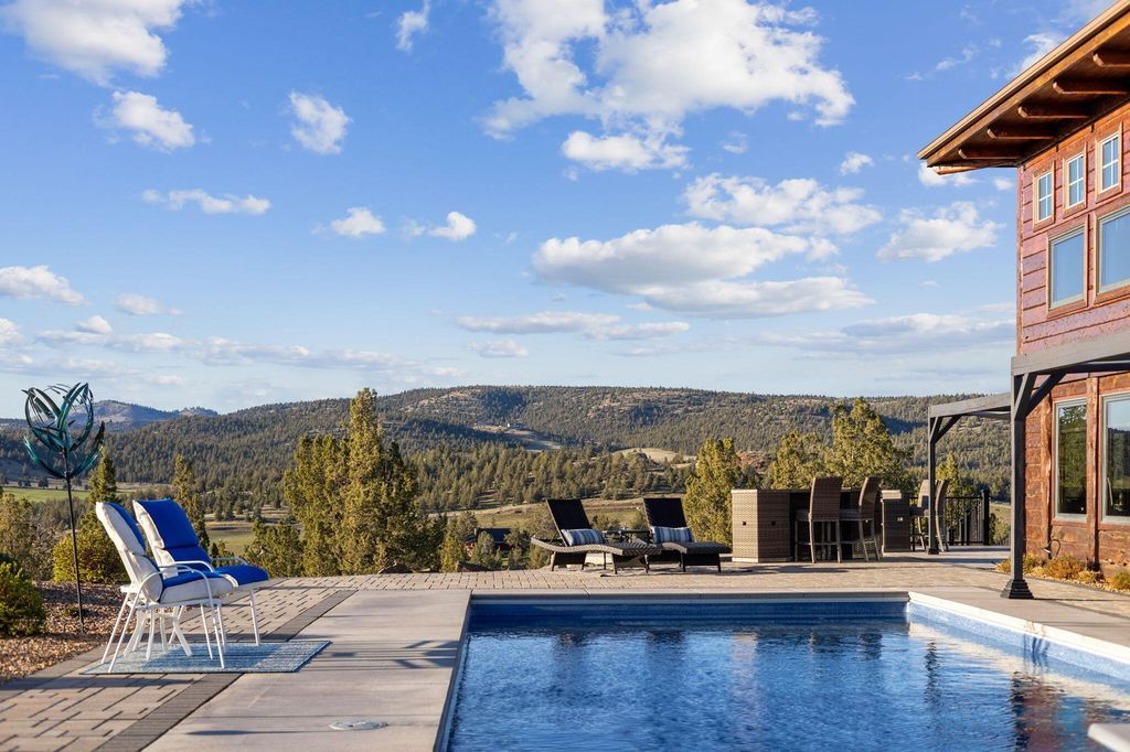 Cascade Mountain View Estate Scenic Hillside Retreat in Oregon Listed at 2.1 Million 57