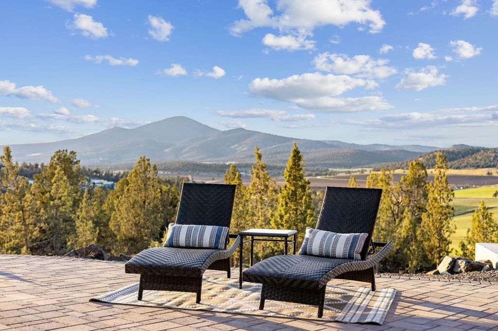 Cascade Mountain View Estate Scenic Hillside Retreat in Oregon Listed at 2.1 Million 58