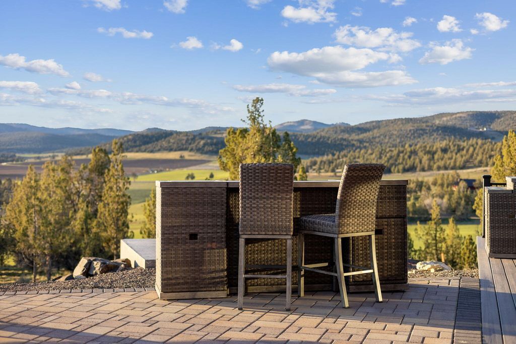 Cascade Mountain View Estate Scenic Hillside Retreat in Oregon Listed at 2.1 Million 59