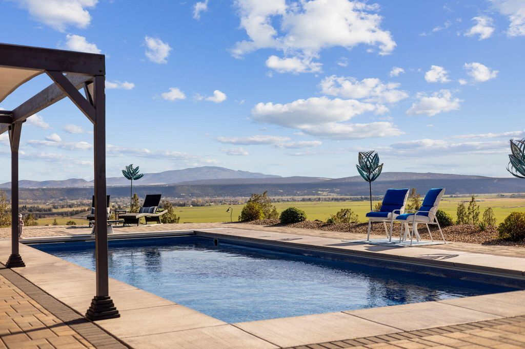 Cascade Mountain View Estate Scenic Hillside Retreat in Oregon Listed at 2.1 Million 6