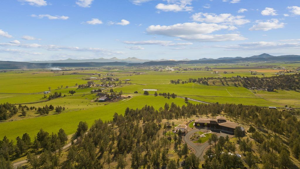 Cascade Mountain View Estate Scenic Hillside Retreat in Oregon Listed at 2.1 Million 61
