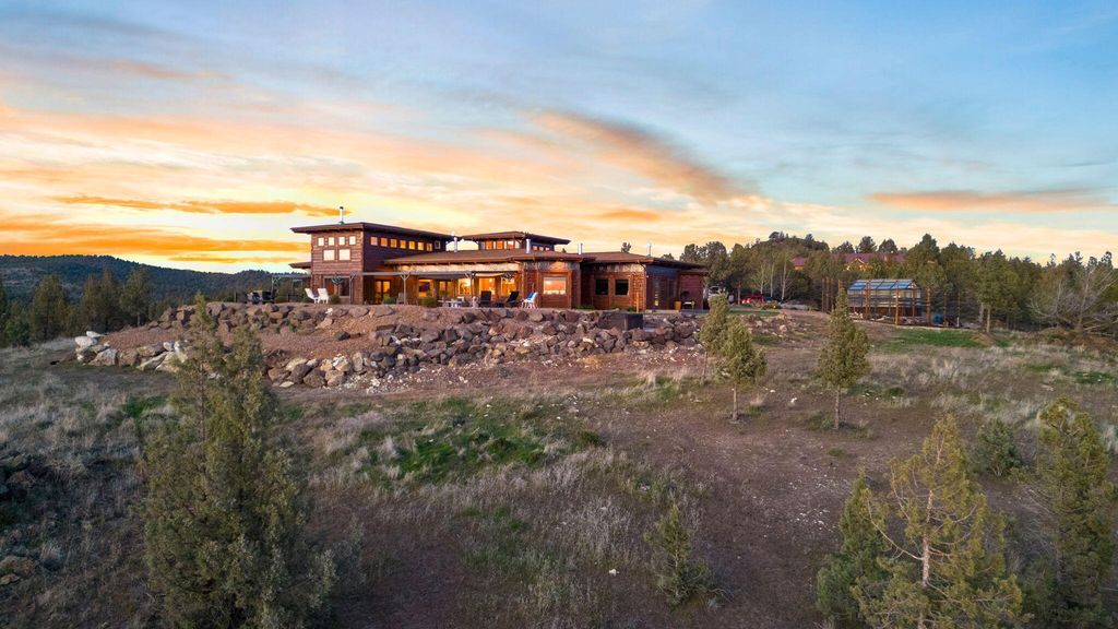 Cascade Mountain View Estate Scenic Hillside Retreat in Oregon Listed at 2.1 Million 63
