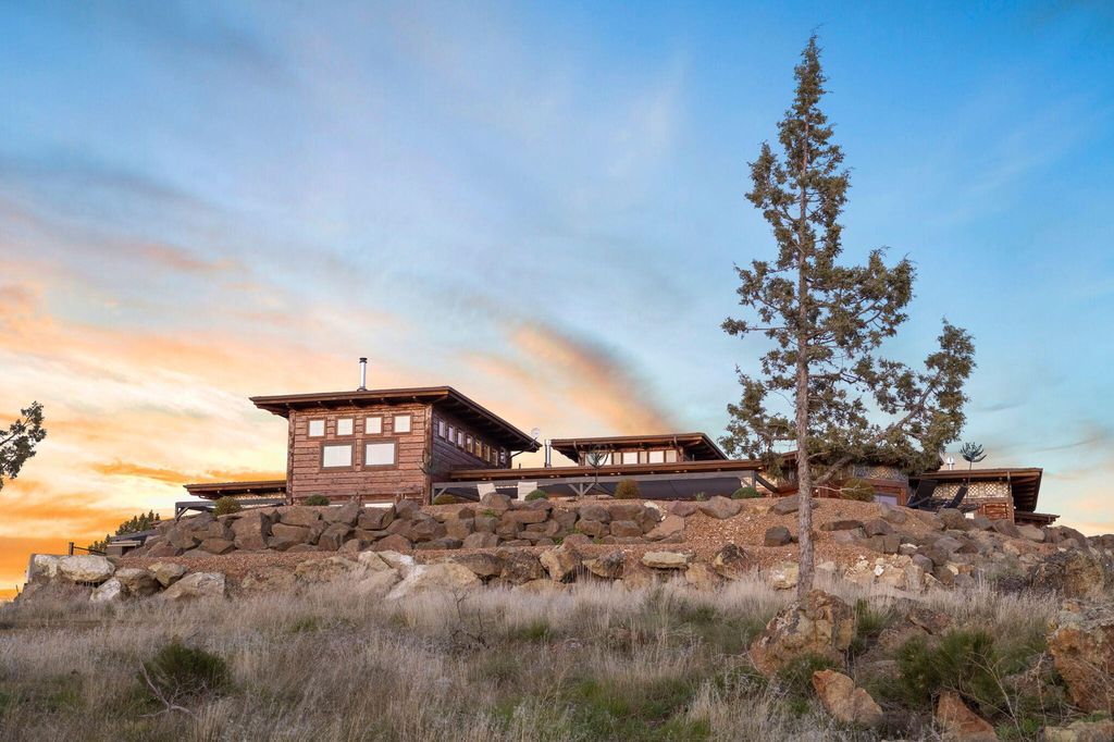 Cascade Mountain View Estate Scenic Hillside Retreat in Oregon Listed at 2.1 Million 66