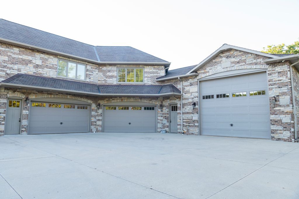 Luxurious Country Retreat Discover Serenity in Marseilles Illinois for 3.5 Million 16