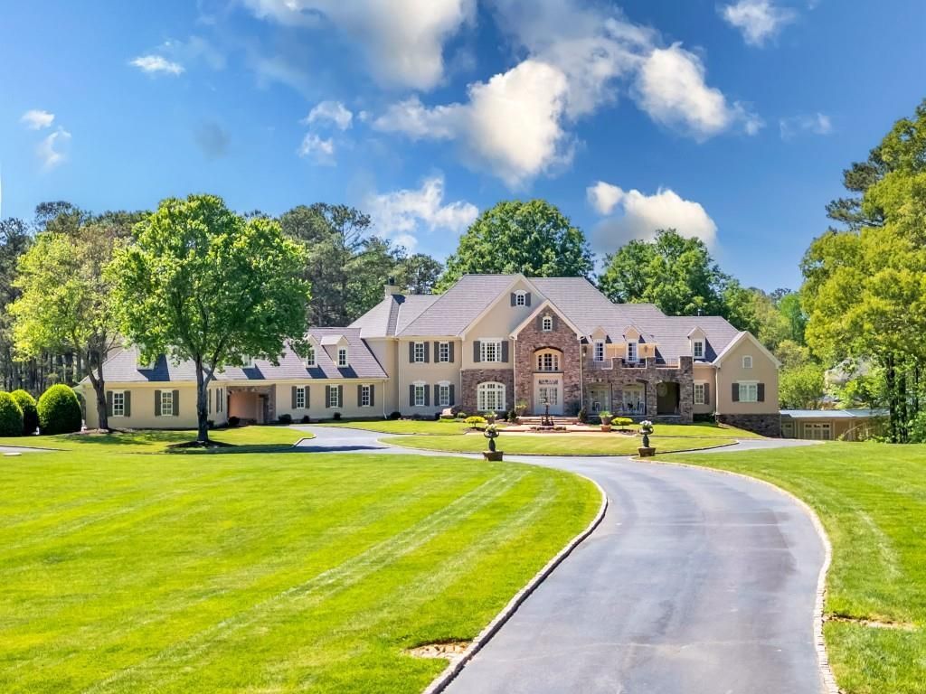 Luxurious Lakeside Living A Stunning Stephan Fuller Masterpiece in Georgia Listed at 7.95 Million 1