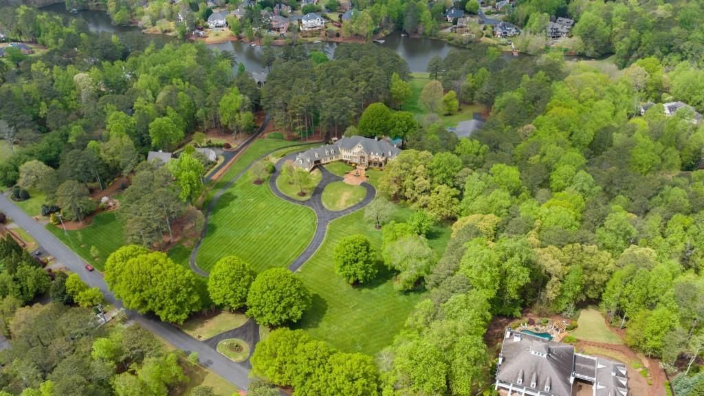 Luxurious Lakeside Living A Stunning Stephan Fuller Masterpiece in Georgia Listed at 7.95 Million 4
