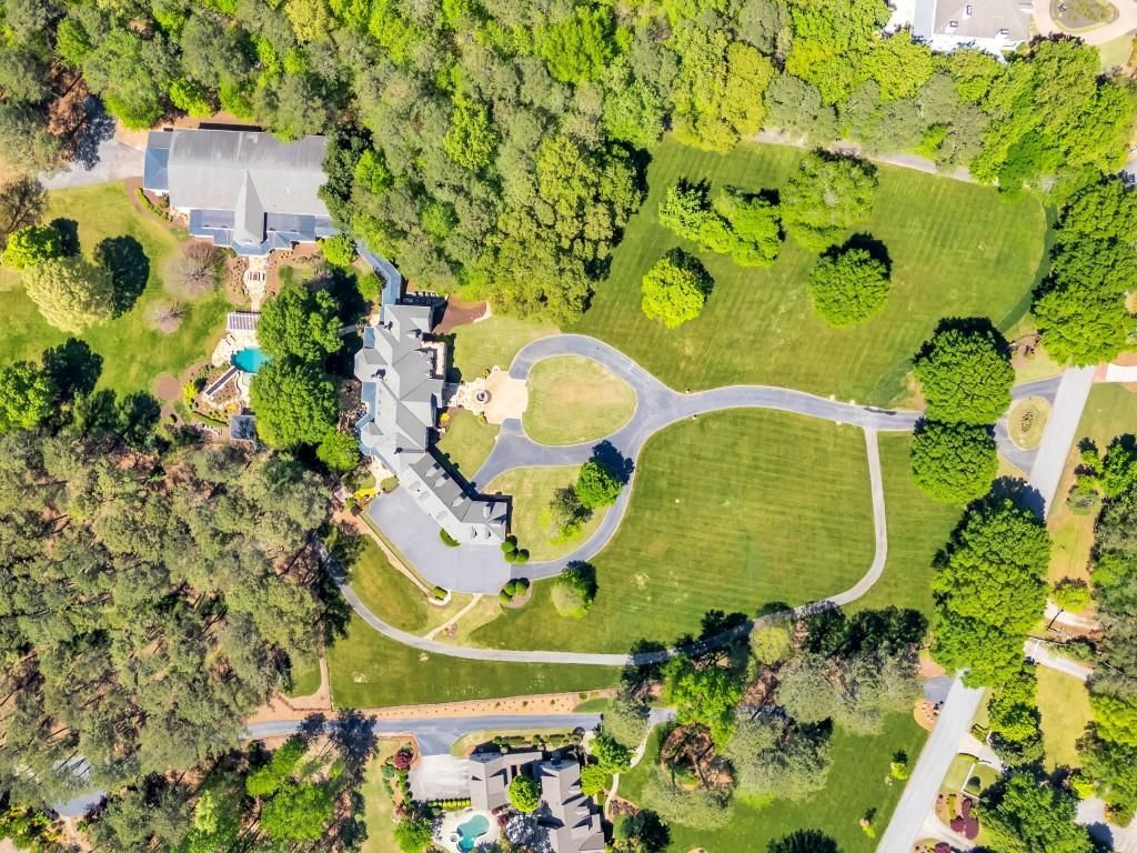 Luxurious Lakeside Living A Stunning Stephan Fuller Masterpiece in Georgia Listed at 7.95 Million 67